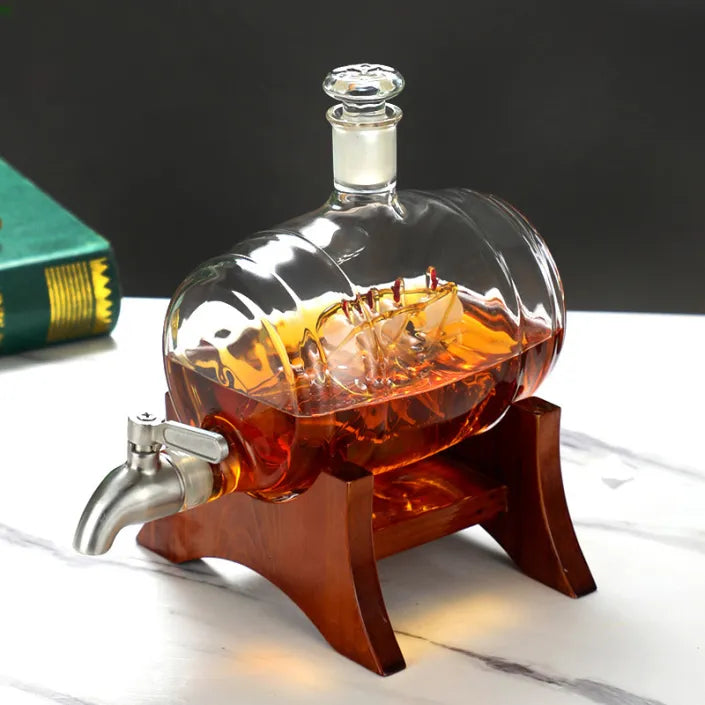 Decantor Premium pentru Whisky cu Corabie în Interior, Robinet Metalic și Suport din Lemn – Design Elegant pentru Bar, Birou sau Cadou - detaliu produs