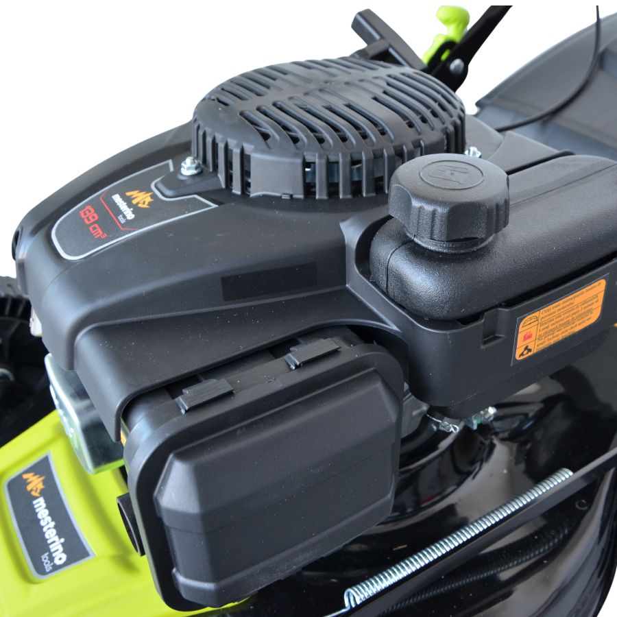 Masina tuns iarba/gazon autopropulsata MESTERINO BJXSM46-139, motor LONCIN 4 timpi, 3.3 cai, sasiu metal, latime taiere 46 cm, 8 nivele de taiere, sac colector 55 litri