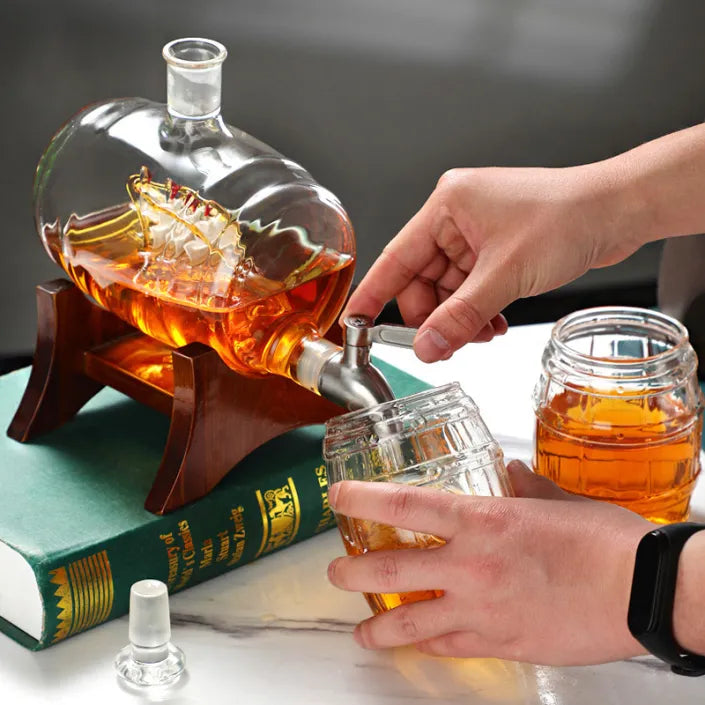 Decantor Premium pentru Whisky cu Corabie în Interior, Robinet Metalic și Suport din Lemn – Design Elegant pentru Bar, Birou sau Cadou - detaliu produs