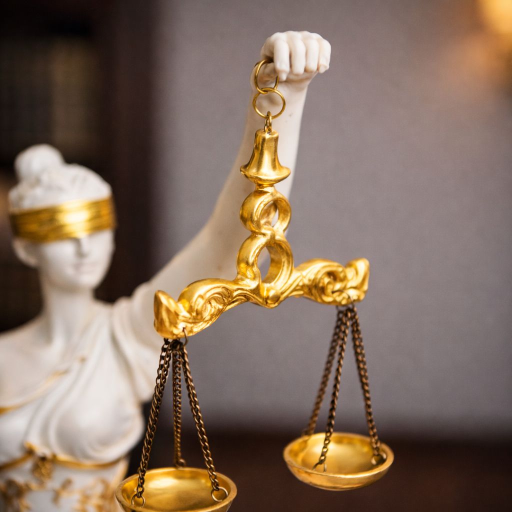 Statueta decorativa Lady Justice 34 cm – simbol al echilibrului si elegantei