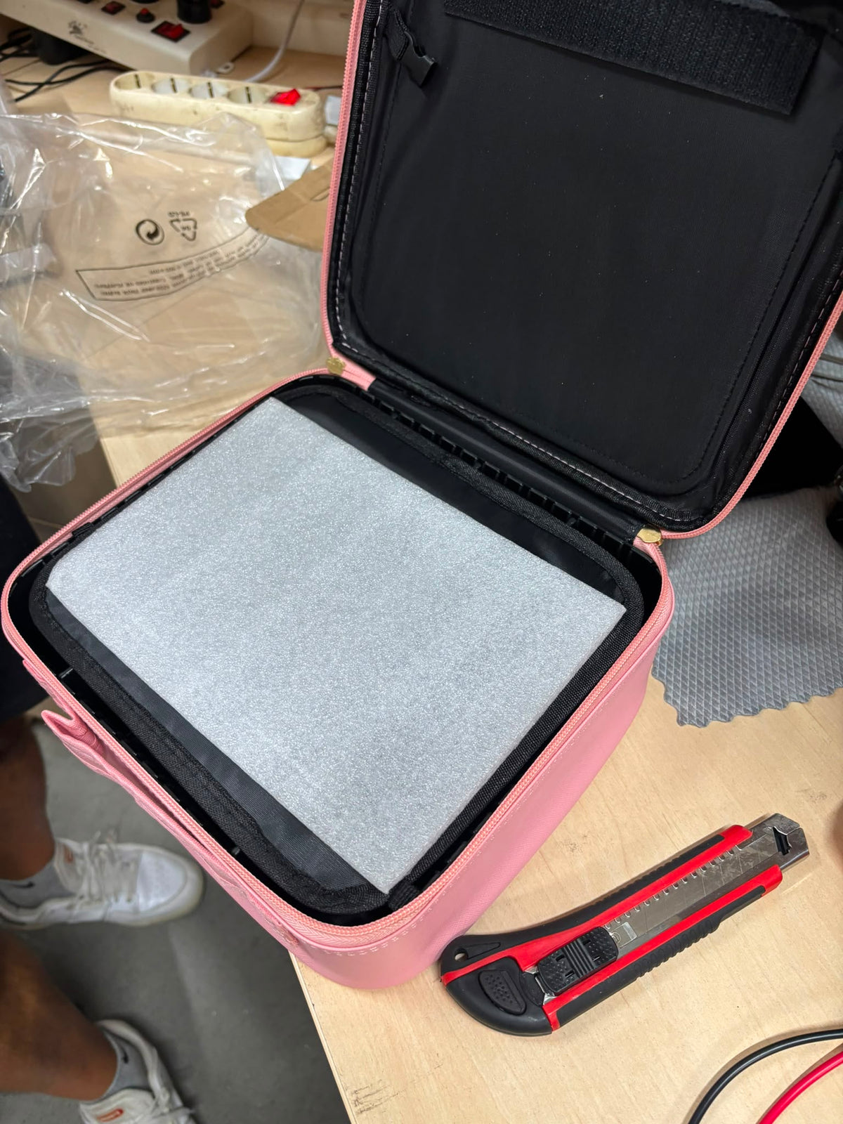 RESIGILAT — Geanta Cosmetica Pentru Make-up cu Oglinda LED cu Touch, 26x23x11 cm Roz · Incomplet #001