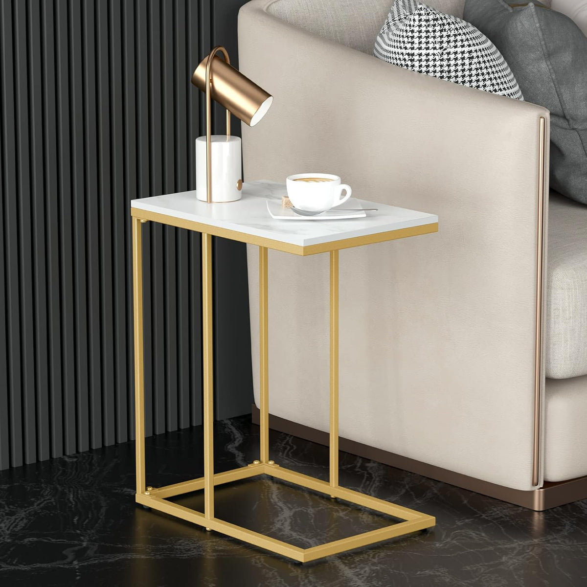 Masuta laterala cu blat tip C, marmura lucios si picioare aurii, design modern 45 x 30 x 54 cm