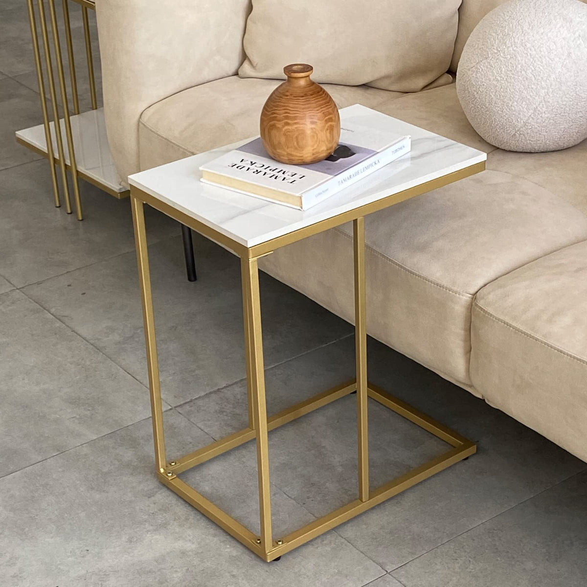 Masuta laterala cu blat tip C, marmura lucios si picioare aurii, design modern 45 x 30 x 54 cm