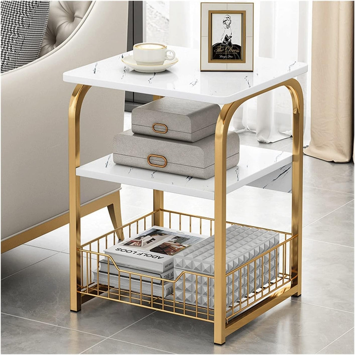 Masa Laterala Moderna 40×30×62 cm cu Cadru Auriu si Rafturi aspect Marmura Alba