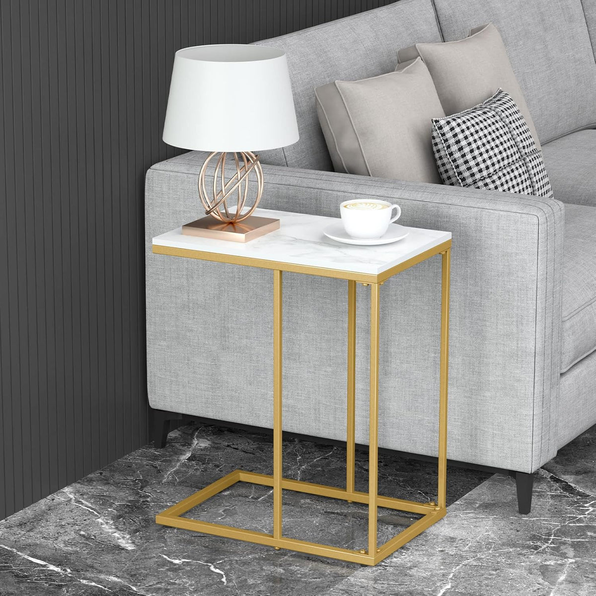 Masuta laterala cu blat tip C, marmura lucios si picioare aurii, design modern 45 x 30 x 54 cm