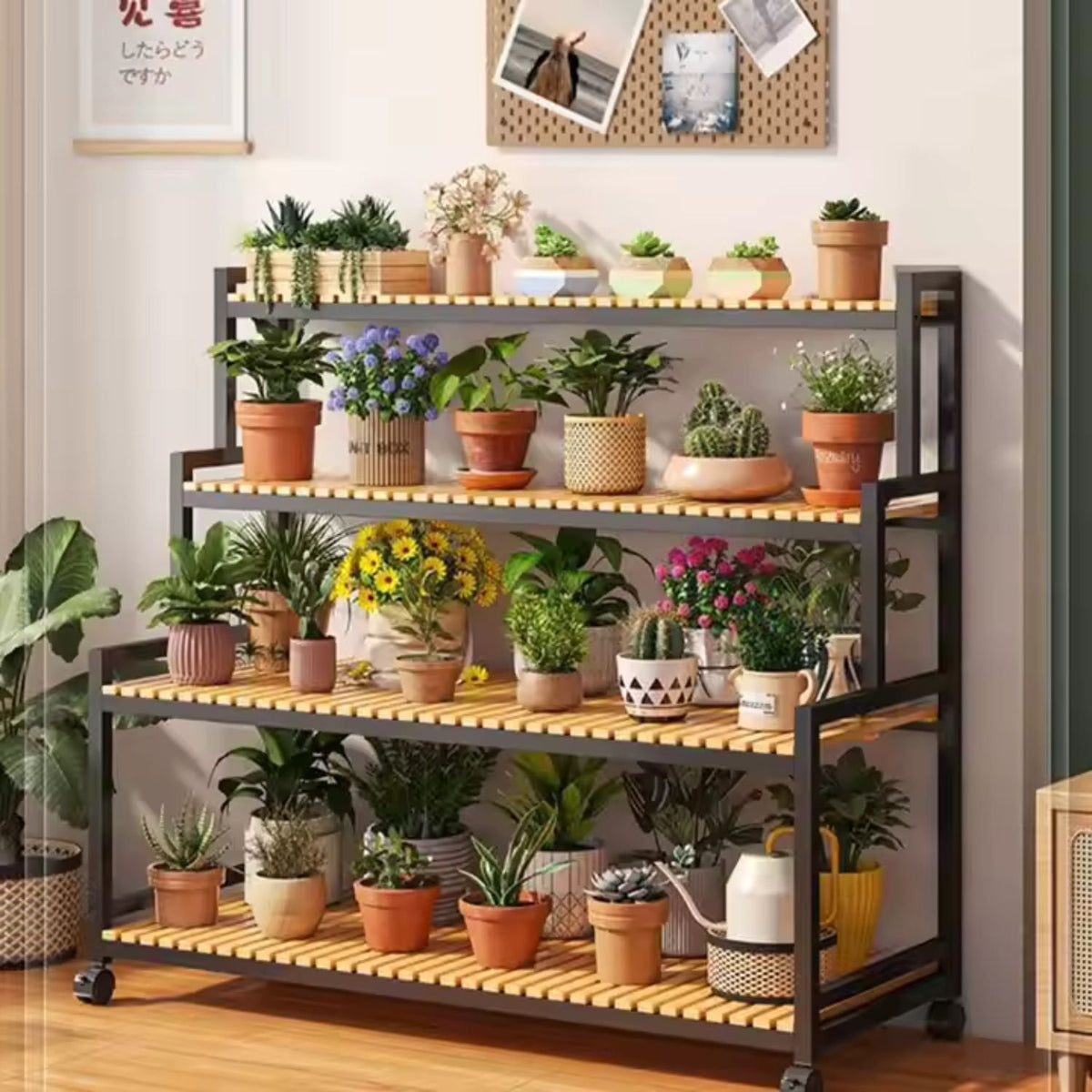 Etajeră plante cu 4 rafturi bambus și roți, cadru metalic – Negru, pentru interior/exterior, 145x48x10