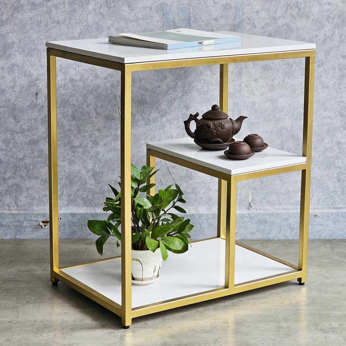 Masuta moderna cu blat tip marmura si cadru metalic auriu – 3 nivele de depozitare 60 x 40 x 68 cm
