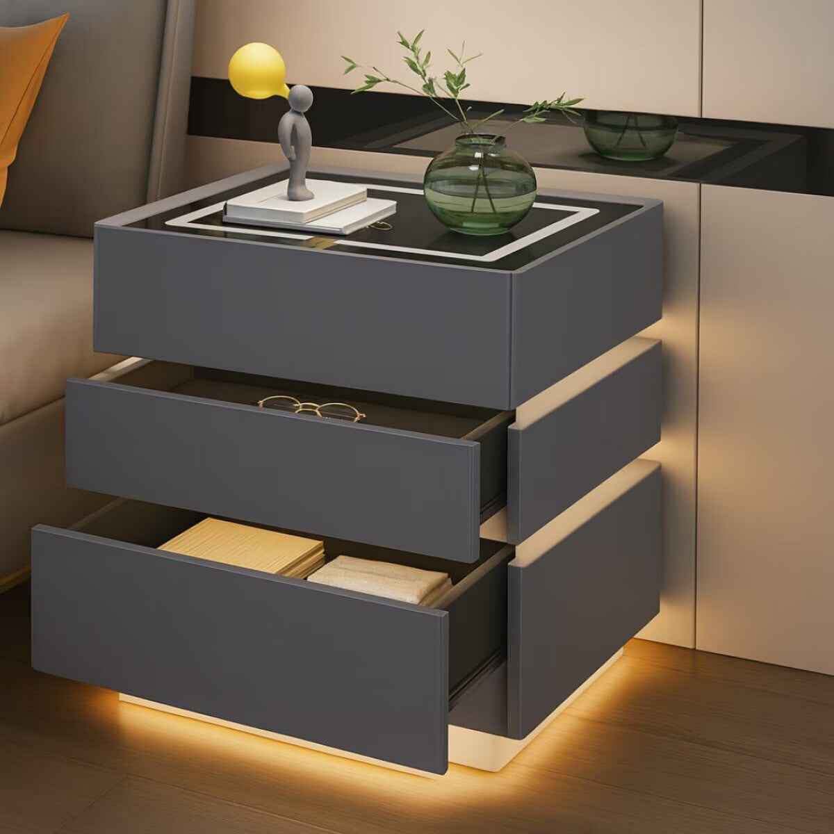 Noptiera inteligenta multifunctionala cu 3 sertare, LED tactil 3 culori, incarcare wireless, difuzor Bluetooth, incarcare USB, blat din sticla securizata,