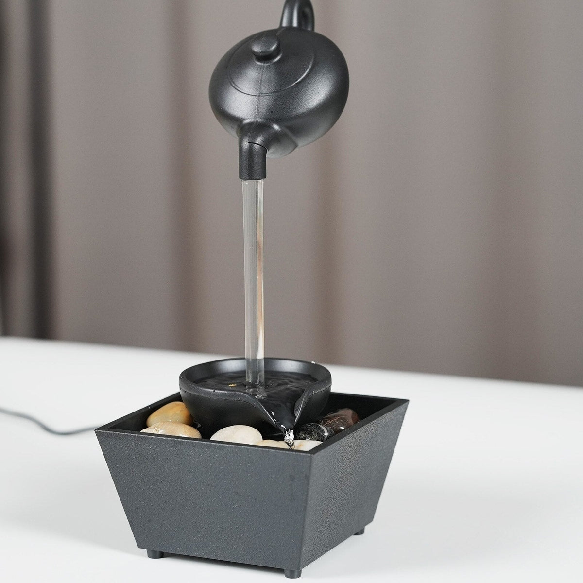 Fantana decorativa cu ceainic suspendat, alimentare USB si baterii, 27.5x11.7x11.7cm, cu lumini LED si pietre, negru, 404g