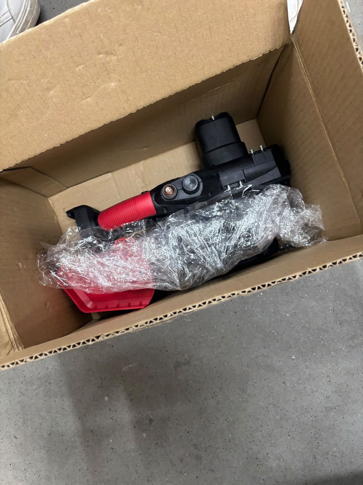 RESIGILAT — Drujba electrica cu lant 12 inch, cu 2 Acumulatori, 48V, Lithium, 4800rpm, 305mm · Foarte bun #004