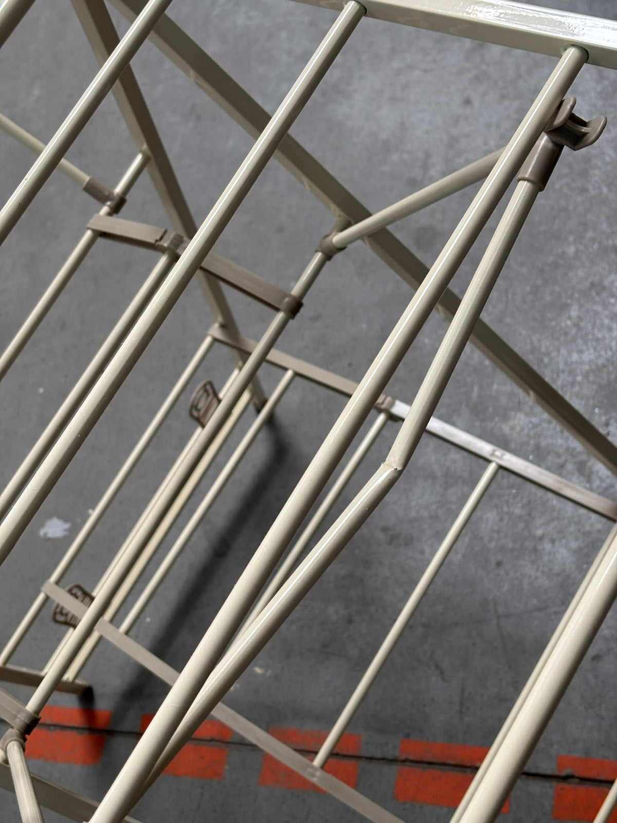 RESIGILAT — Uscator rufe metalic 180x130 cm, pliabil, cu roti, suport incaltaminte si aripi laterale, alb/negru beige · Acceptabil #001