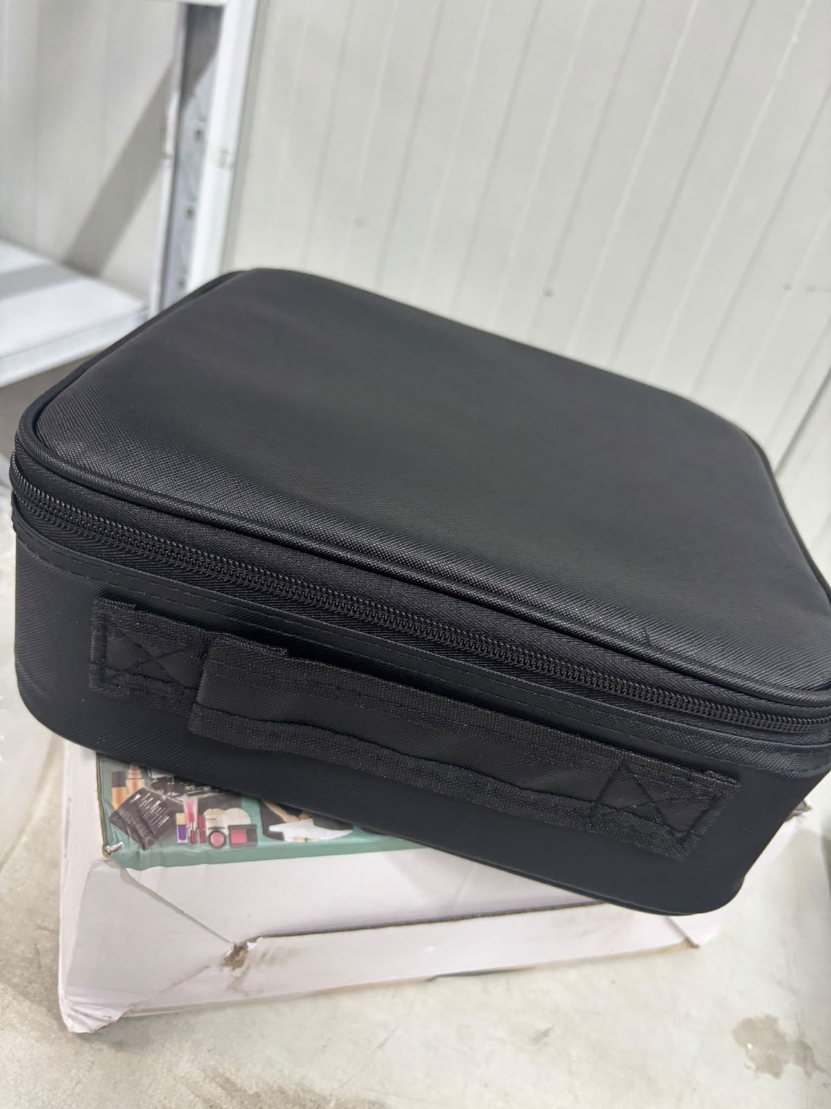 RESIGILAT — Geanta Cosmetica Pentru Make-up cu Oglinda LED cu Touch, 26x23x11 cm Negru · Incomplet #005