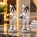 Statuetă Decorativă„Câine Astronaut”, cu Glob Metalizat, din Rășină – 18 cm