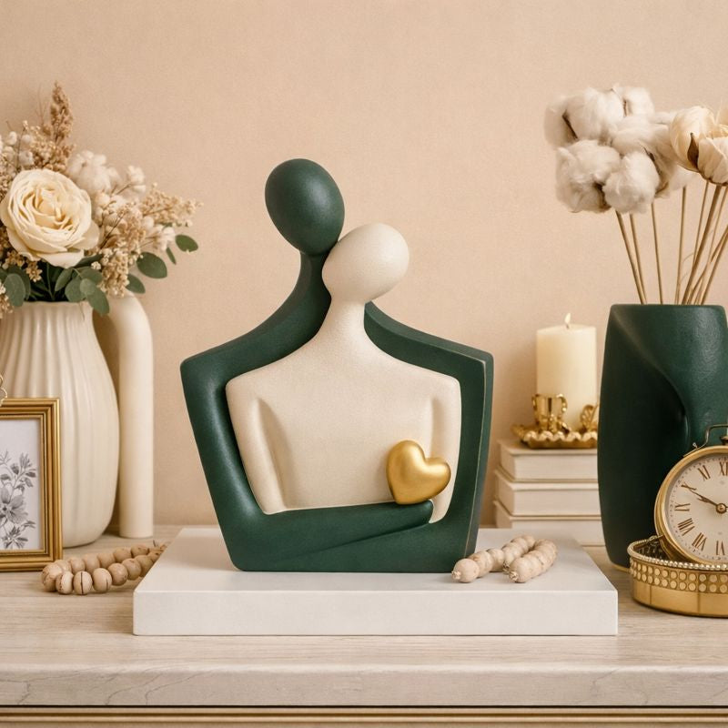 Statueta decorativa cuplu abstract imbratisat cu inima aurie din ceramica
