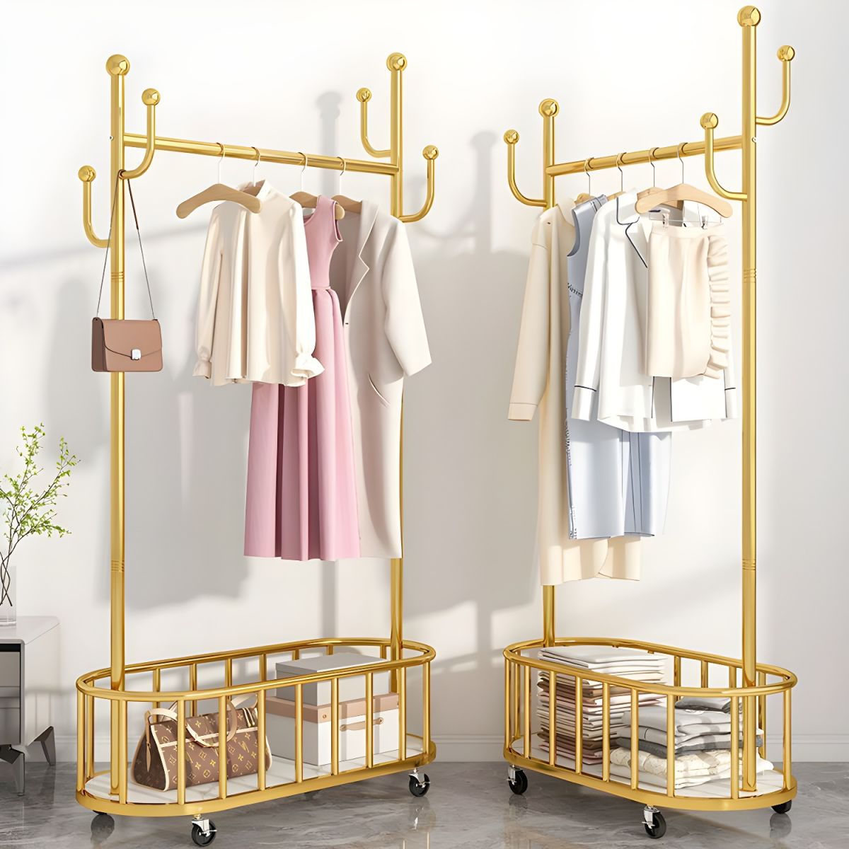 Suport haine metalic cu roti si cos de depozitare, finisaj auriu, 80x32x173 cm