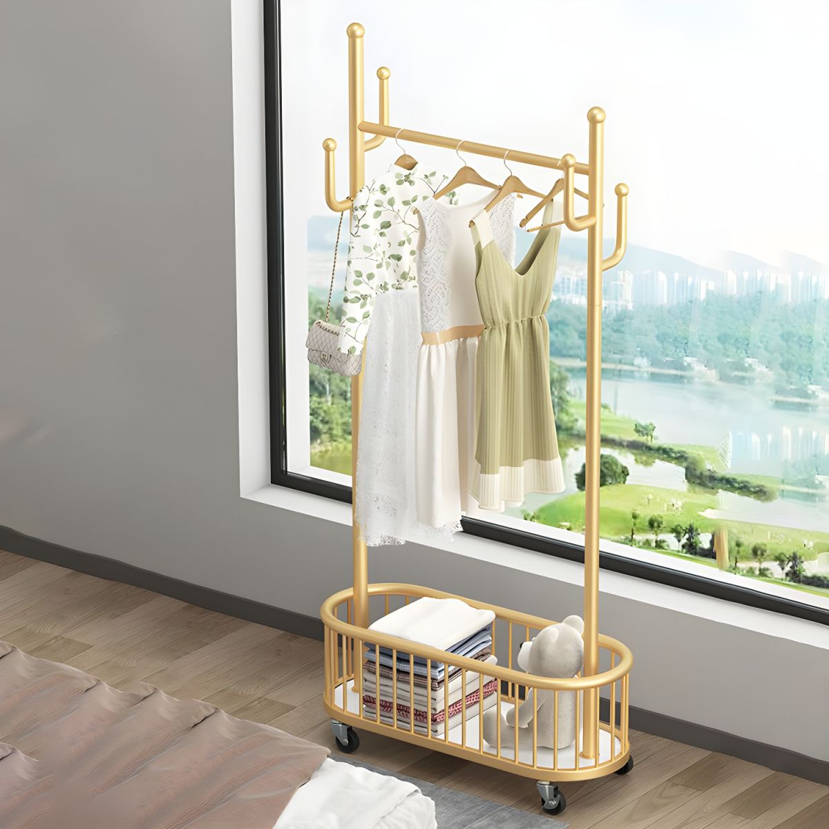 Suport haine metalic cu roti si cos de depozitare, finisaj auriu, 80x32x173 cm