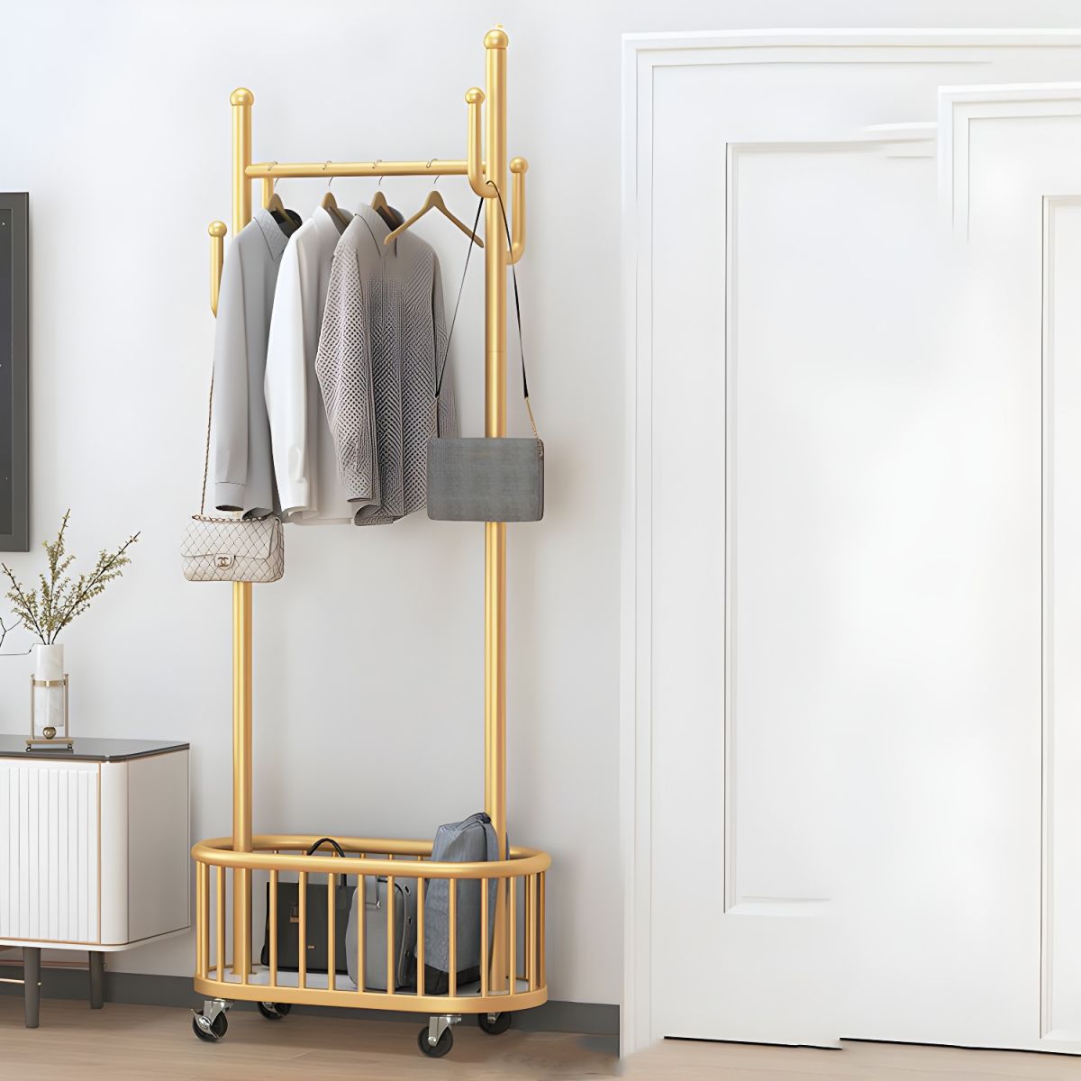 Suport haine metalic cu roti si cos de depozitare, finisaj auriu, 80x32x173 cm
