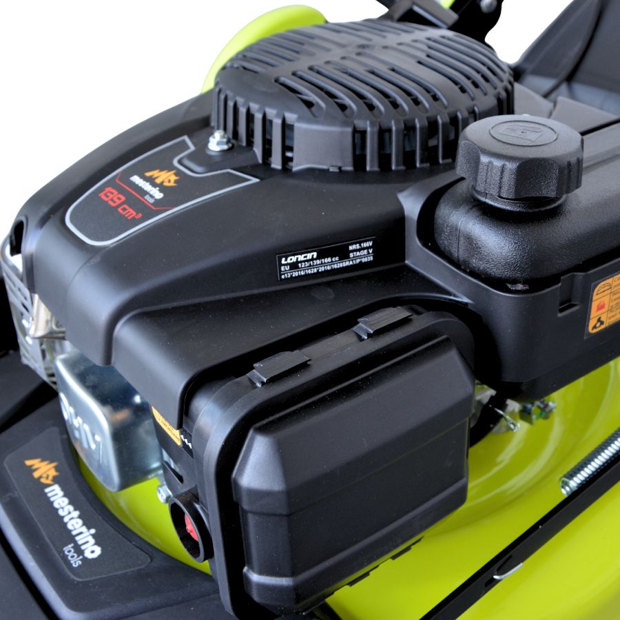 Masina tuns iarba/gazon autopropulsata MESTERINO BJXPM46-139, motor LONCIN 4 timpi, 3.3 cai, sasiu metal, latime taiere 46 cm, 8 nivele de taiere, sac colector 60 litri, evacuare lateral si mulcire
