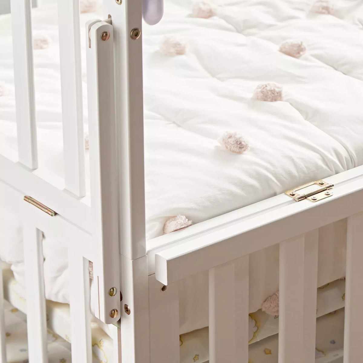 Patut bebelusi din lemn stil scandinav cu roti, laterale de protectie, set 5 piese si baldachin, alb 125 x 70 x 100 cm