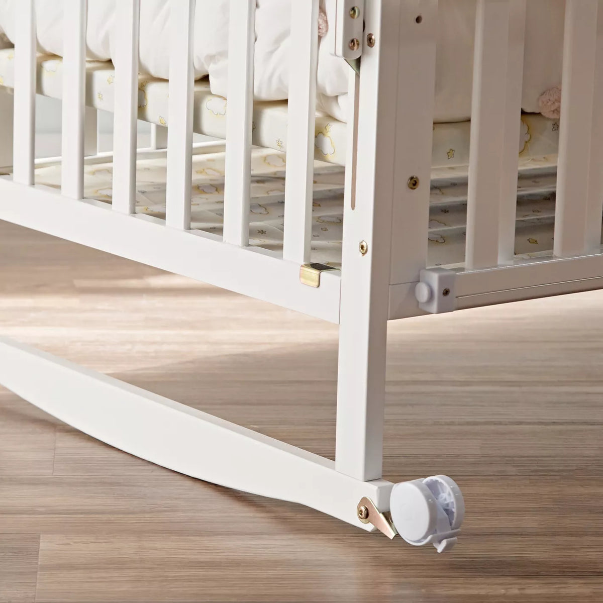 Patut bebelusi din lemn stil scandinav cu roti, laterale de protectie, set 5 piese si baldachin, alb 125 x 70 x 100 cm