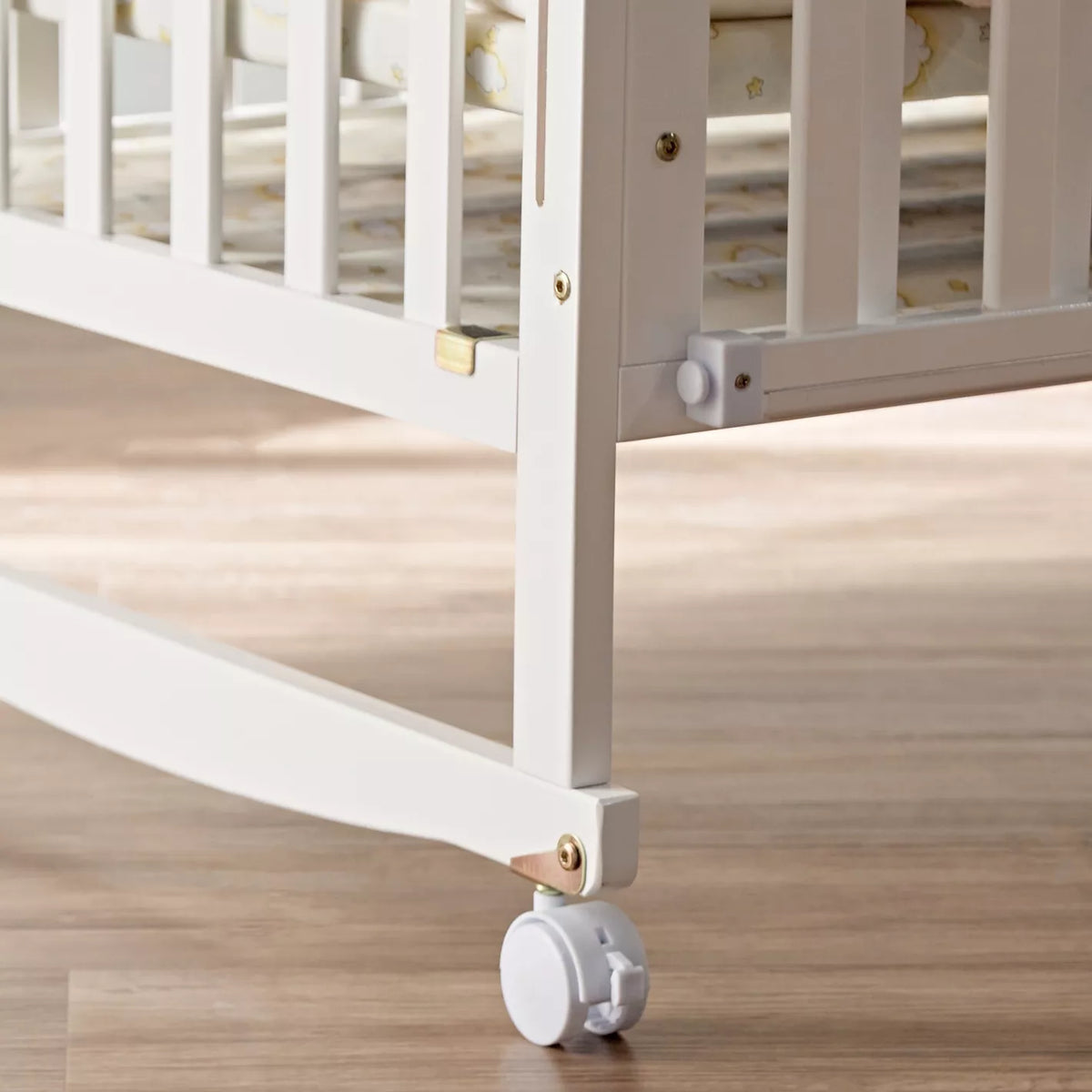 Patut bebelusi din lemn stil scandinav cu roti, laterale de protectie, set 5 piese si baldachin, alb 125 x 70 x 100 cm