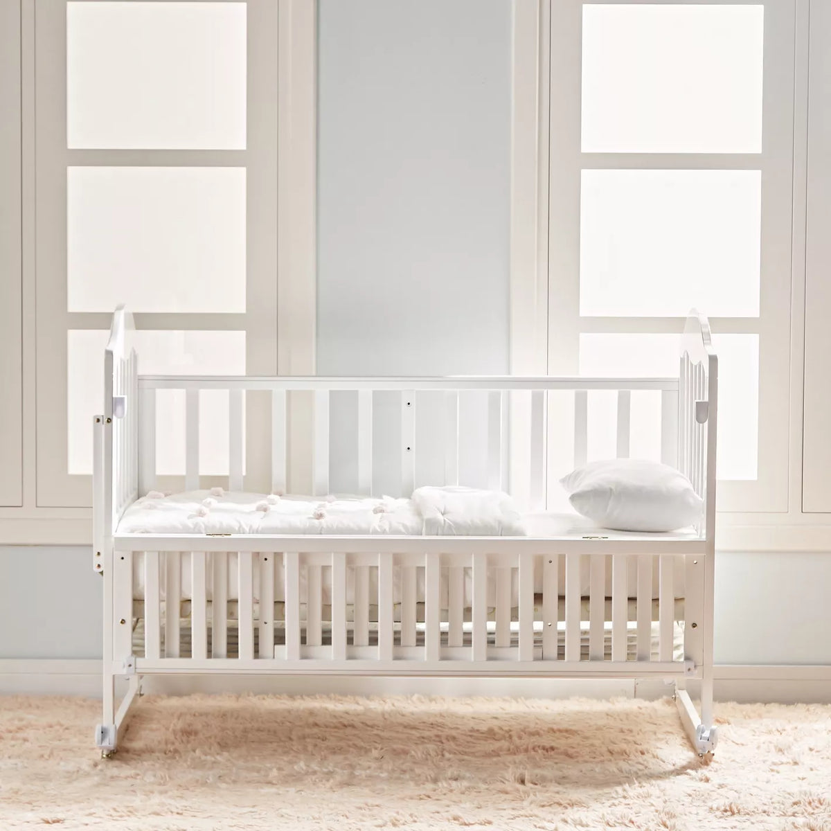 Patut bebelusi din lemn stil scandinav cu roti, laterale de protectie, set 5 piese si baldachin, alb 125 x 70 x 100 cm