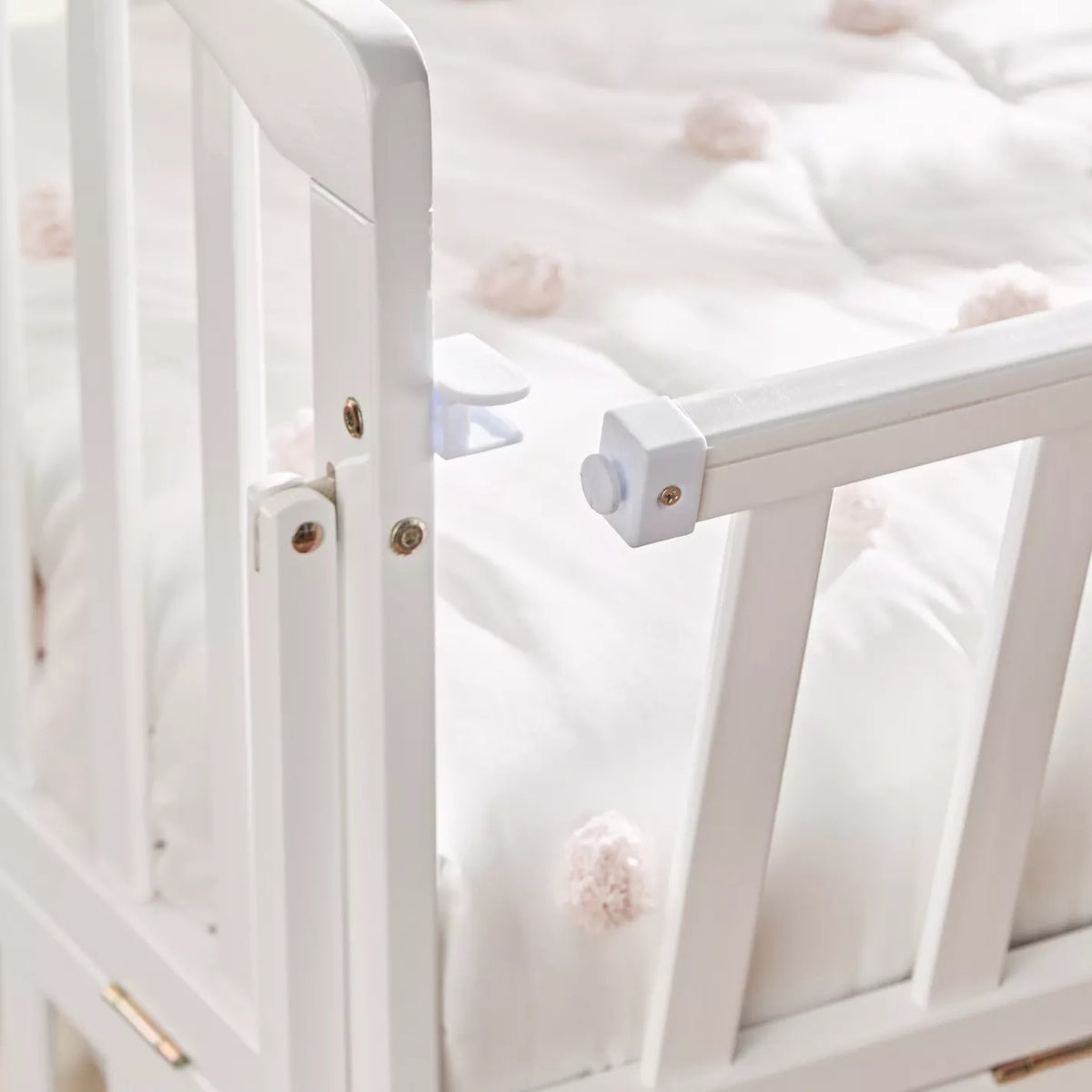 Patut bebelusi din lemn stil scandinav cu roti, laterale de protectie, set 5 piese si baldachin, alb 125 x 70 x 100 cm