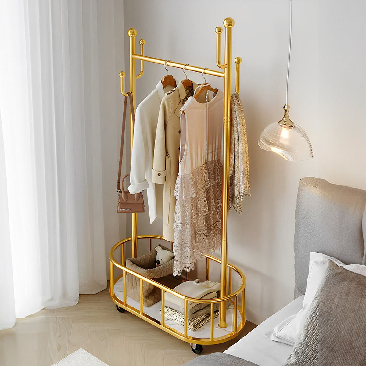 Suport haine metalic cu roti si cos de depozitare, finisaj auriu, 80x32x173 cm