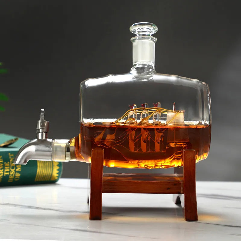 Decantor Premium pentru Whisky cu Corabie în Interior, Robinet Metalic și Suport din Lemn – Design Elegant pentru Bar, Birou sau Cadou - detaliu produs