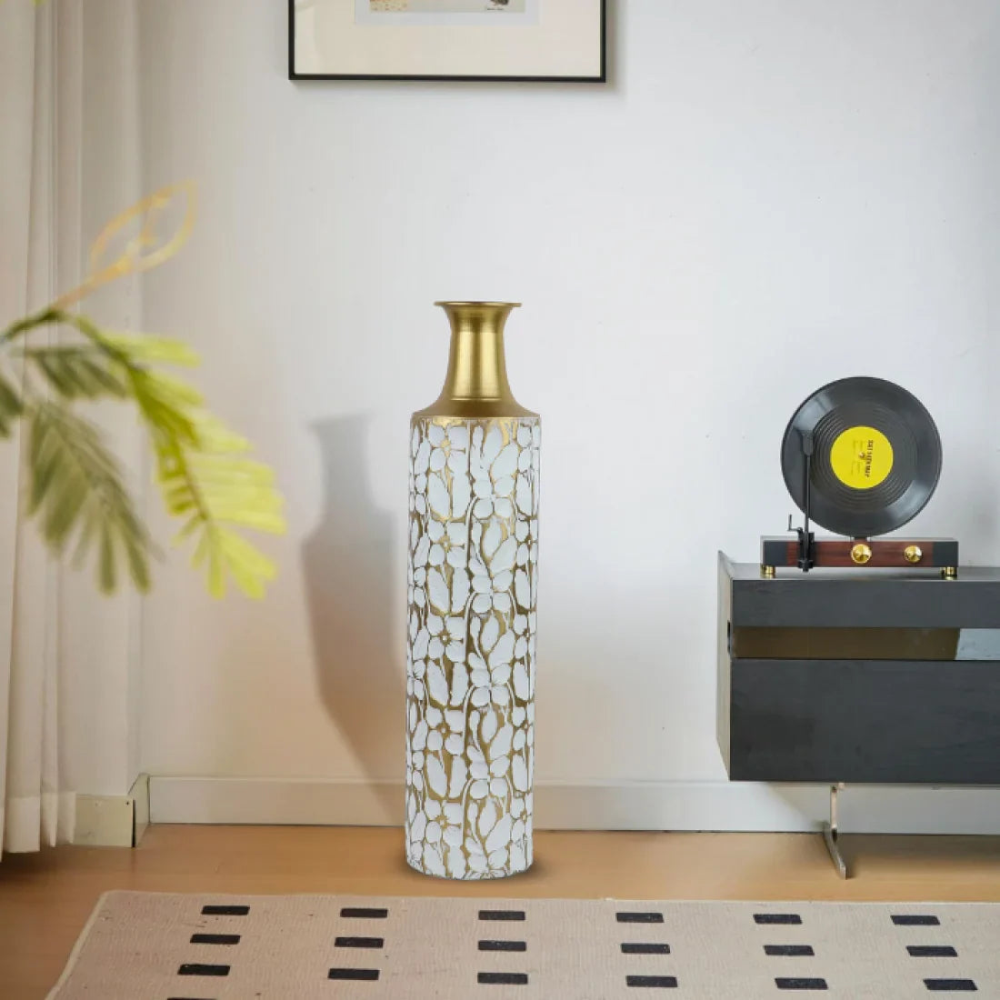 Vaza decorativa de podea 71 cm din metal alb si auriu model floral elegant