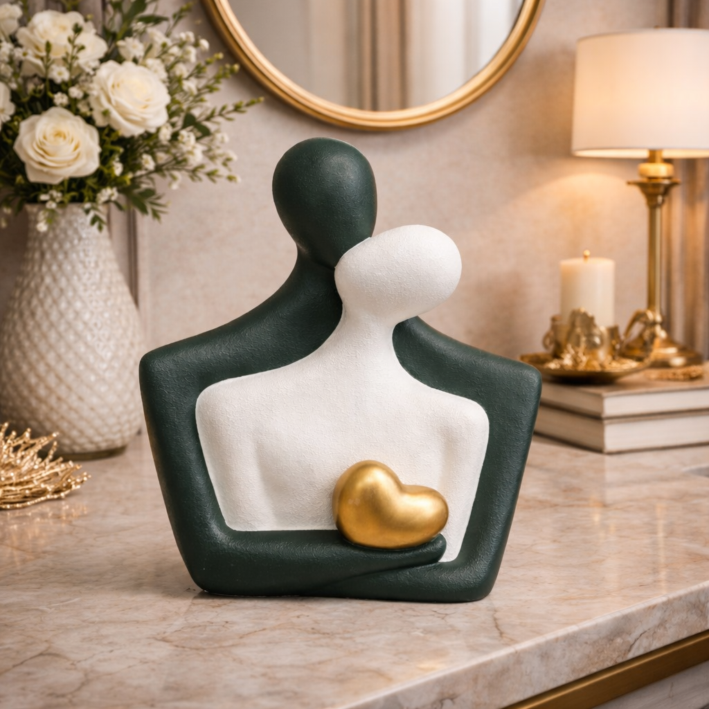 Statueta decorativa cuplu abstract imbratisat cu inima aurie din ceramica