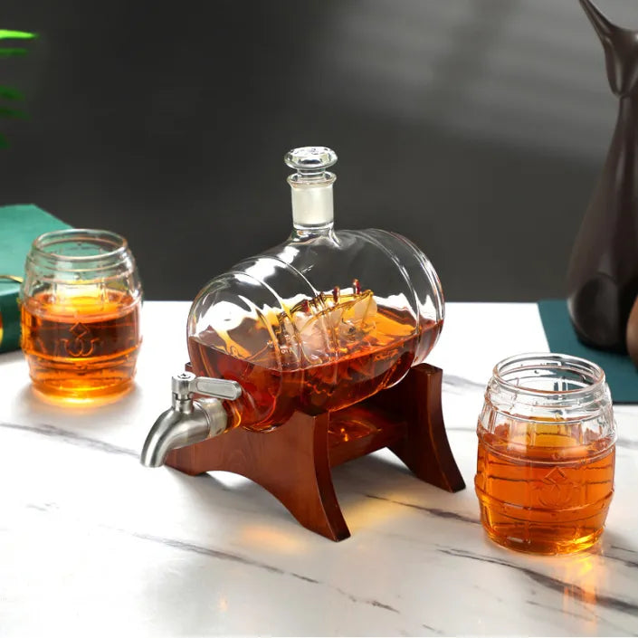Decantor Premium pentru Whisky cu Corabie în Interior, Robinet Metalic și Suport din Lemn – Design Elegant pentru Bar, Birou sau Cadou - detaliu produs
