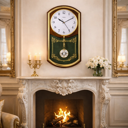 Ceas de perete elegant, stil clasic, pendul decorativ, finisaj lemn cu accente aurii, design rafinat, dimensiuni 33x21 cm
