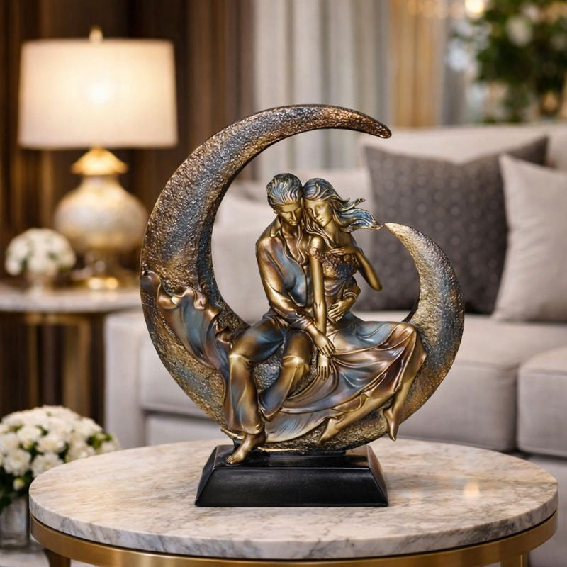 Statueta Decorativa, Cuplu Indragostiti, pe Semiluna, din Rasina, 40 x 30 x 10 cm