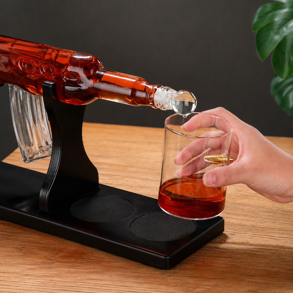 Set Decantor Kalashnikov Edition 1000ml cu 4 Pahare Glont Suport Lemn Lux - detaliu produs