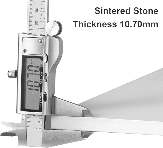 Masuta laterala cu blat tip C, marmura lucios si picioare aurii, design modern 45 x 30 x 54 cm