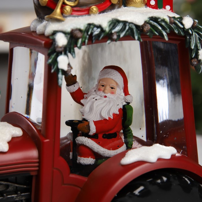 Decoratiune Craciun tip Tractor cu Mos Craciun, brad si cadouri, functie muzicala, zapada in miscare, 25 × 13 × 21 cm