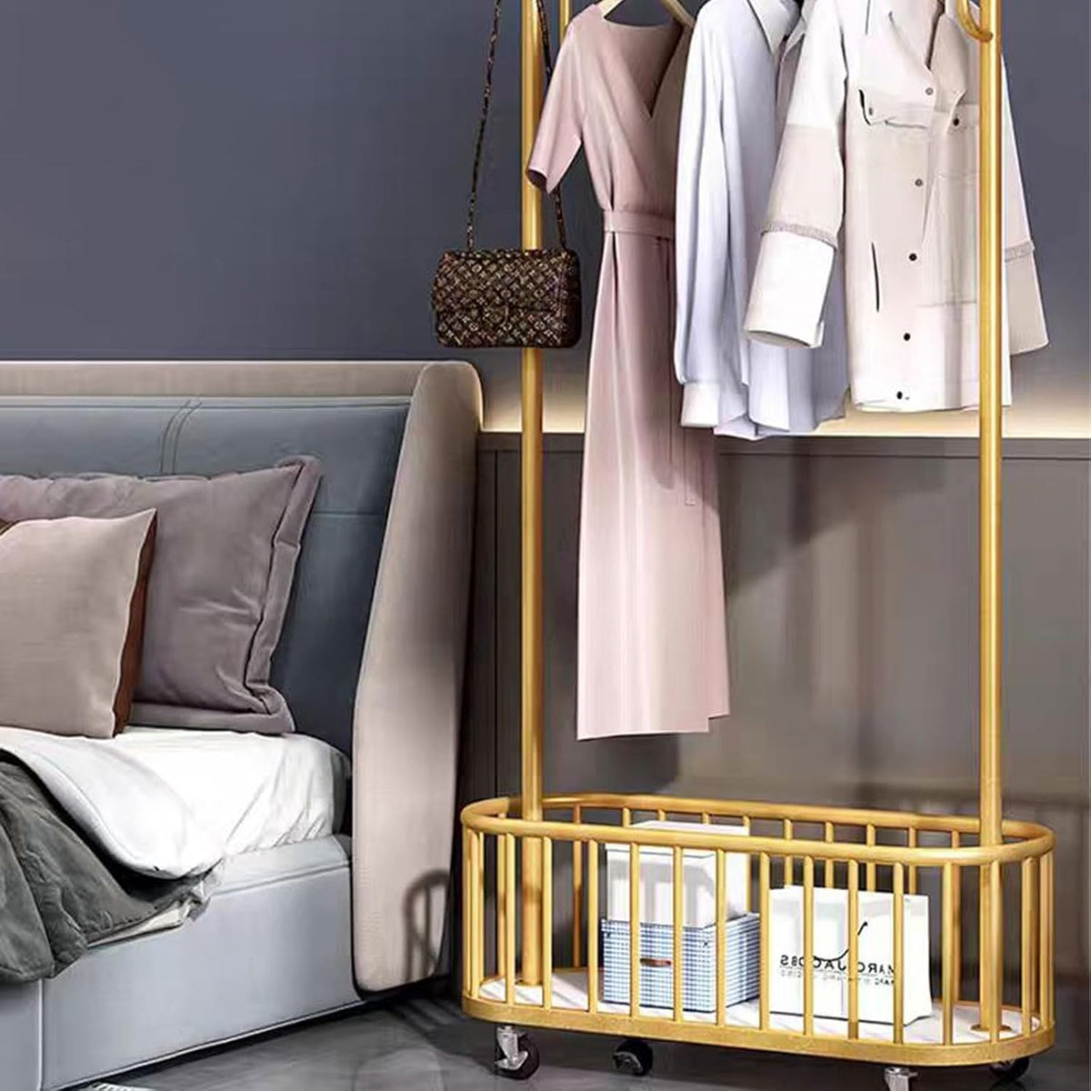 Suport haine metalic cu roti si cos de depozitare, finisaj auriu, 80x32x173 cm