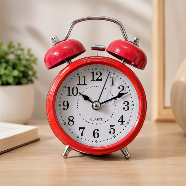 Ceas de masă cu alarmă, stil clasic – 12 x 8 cm - in context de utilizare