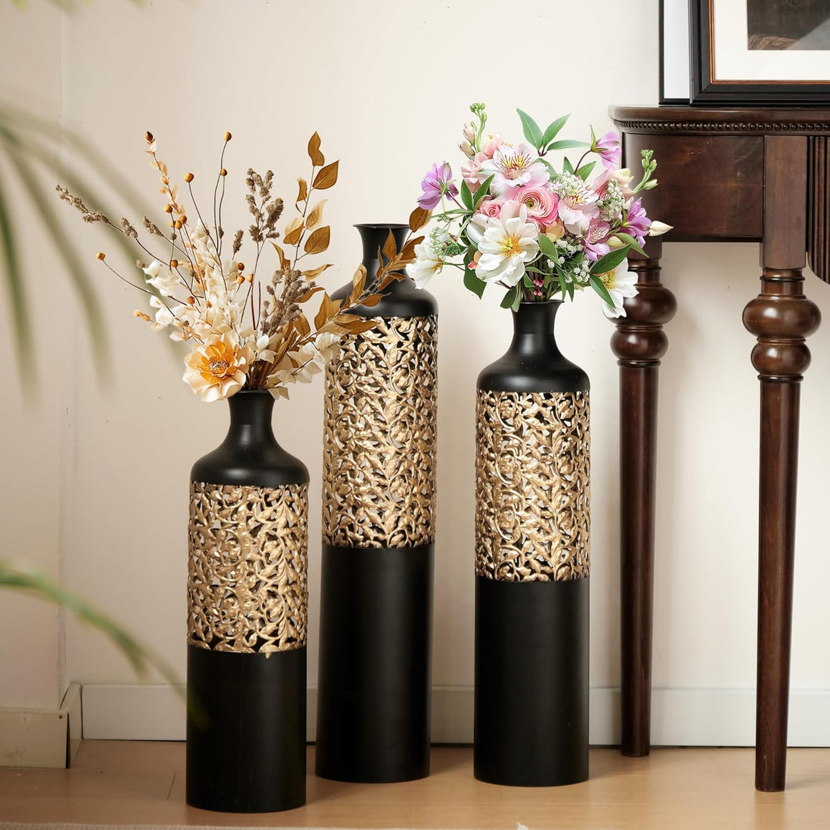 Vaza decorativa eleganta negru mat cu insertie aurie 15.5 x 73 cm