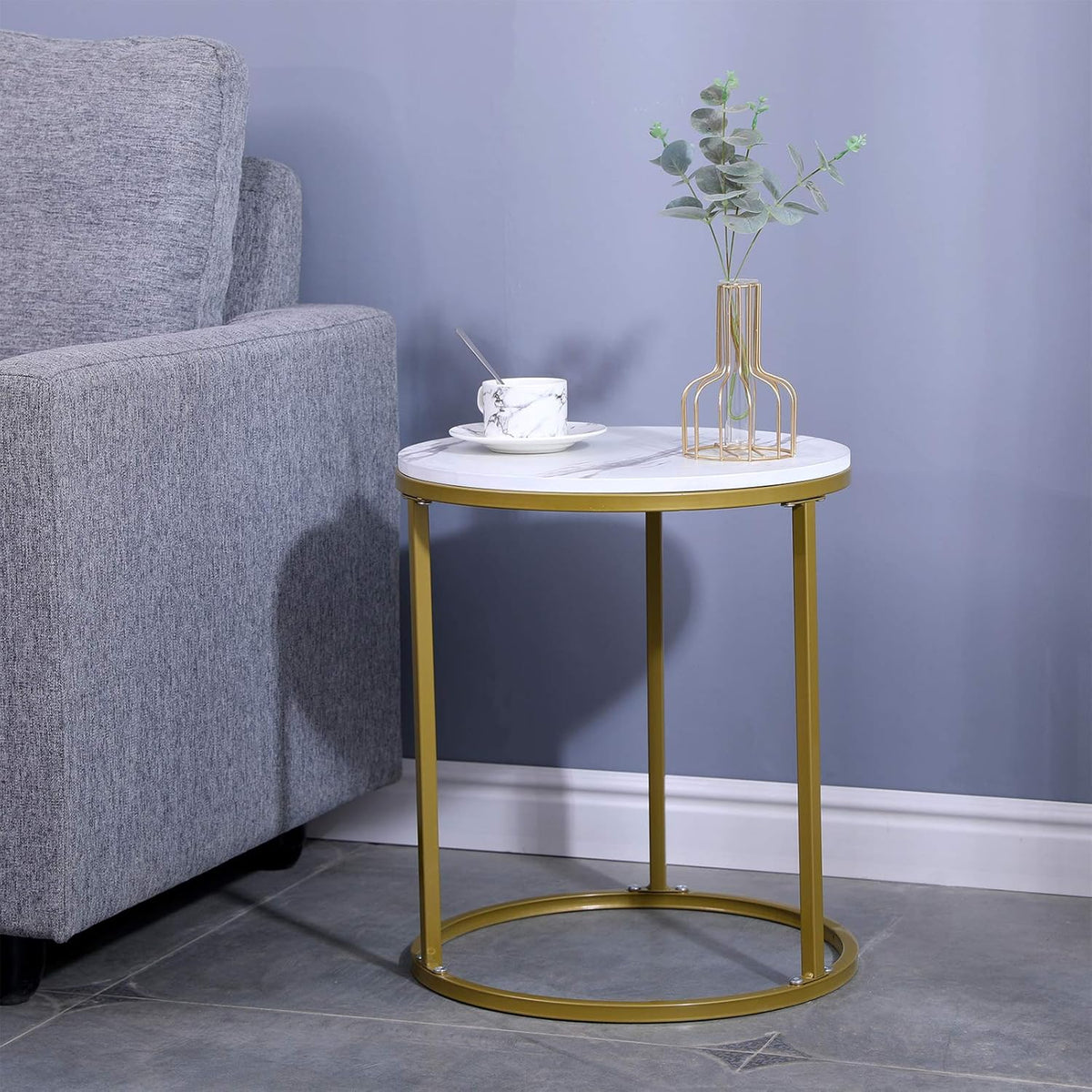 Masuta rotunda eleganta cu blat tip marmura si cadru metalic auriu, design modern pentru living 40 x 40 x 45 cm