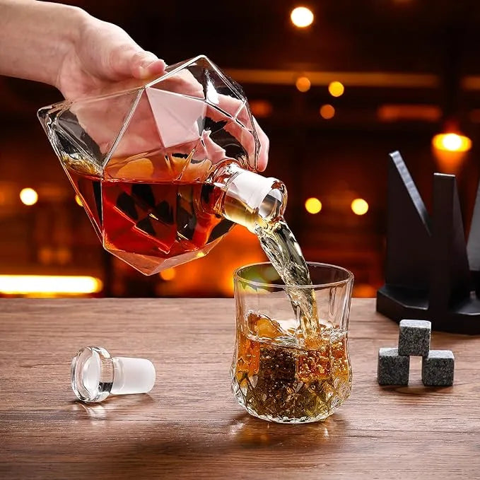 Set Decantor Whisky sub forma de Diamant cu suport de lemn si 2 pahare, 850ml