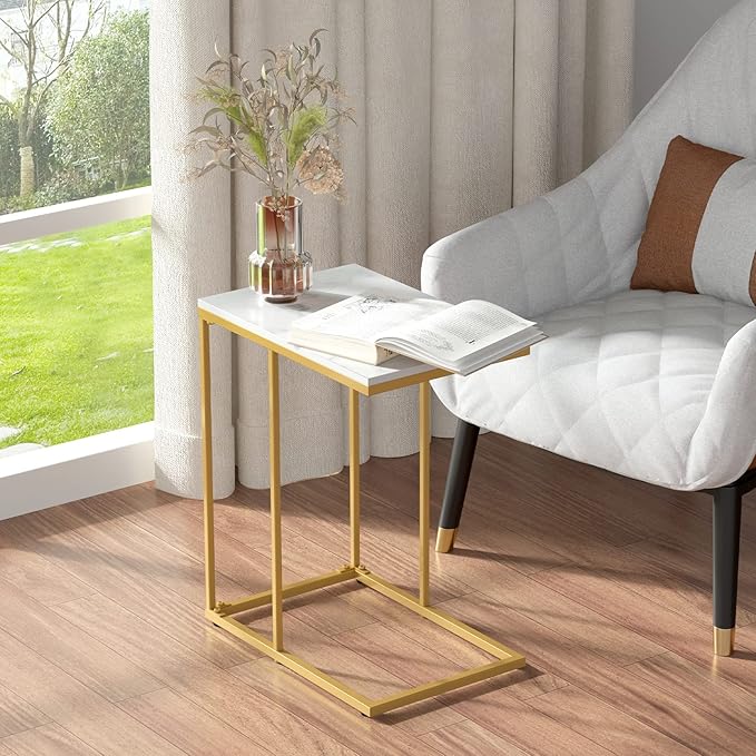 RESIGILAT - Masuta laterala cu blat tip C, marmura lucios si picioare aurii, design modern 45 x 30 x 54 cm