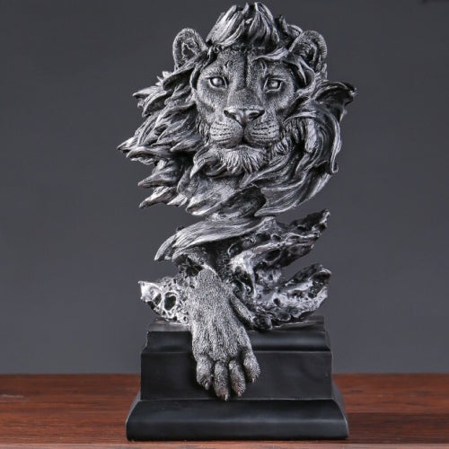 Statueta Decorativa Premium Leu din Rasina pe Soclu Finisaj Metalic Antichizat 30.5cm - detaliu produs