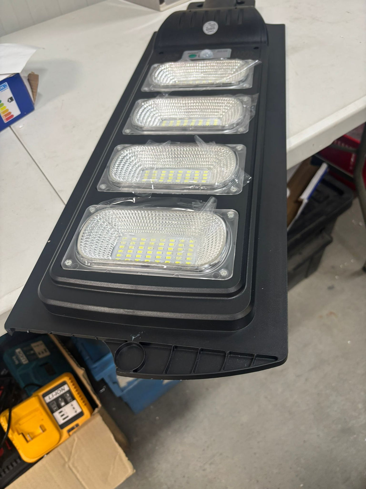 RESIGILAT — Lampa stradala proiector LED cu Incarcare Solara prin Panou Fotovoltaic + telecomanda 60W · Acceptabil #002