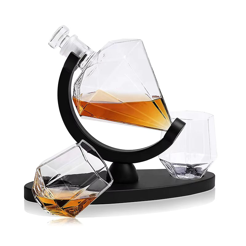 Set Decantor Whisky sub forma de Diamant cu suport de lemn si 2 pahare, 850ml