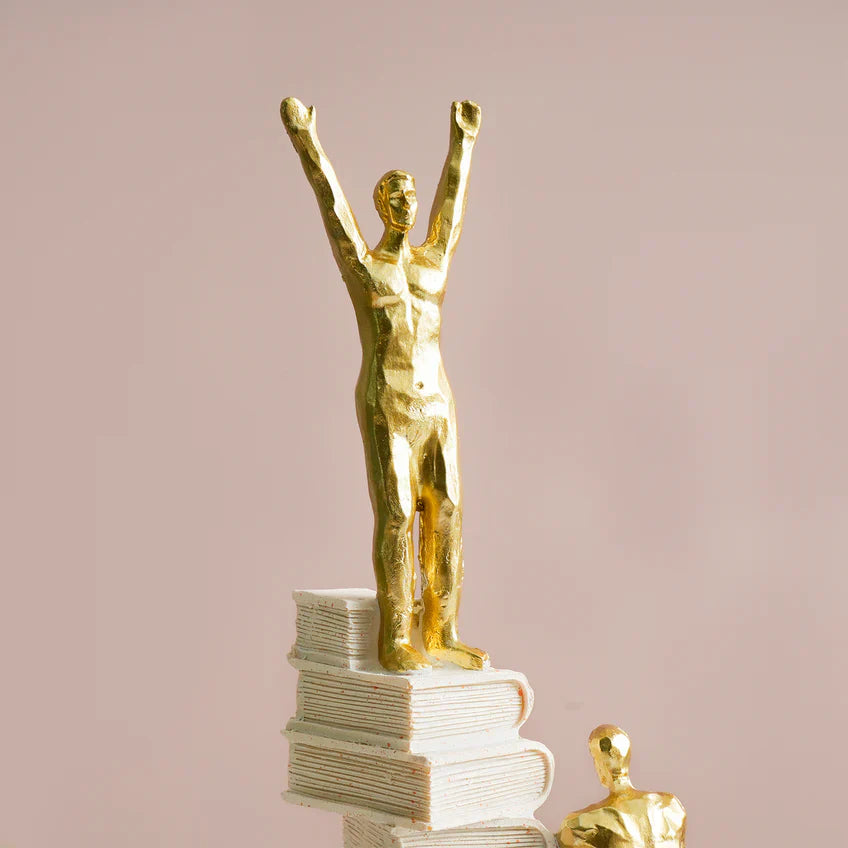 Statueta decorativa “Books Staircase” – simbol al succesului prin cunoastere si perseverenta, 30 cm