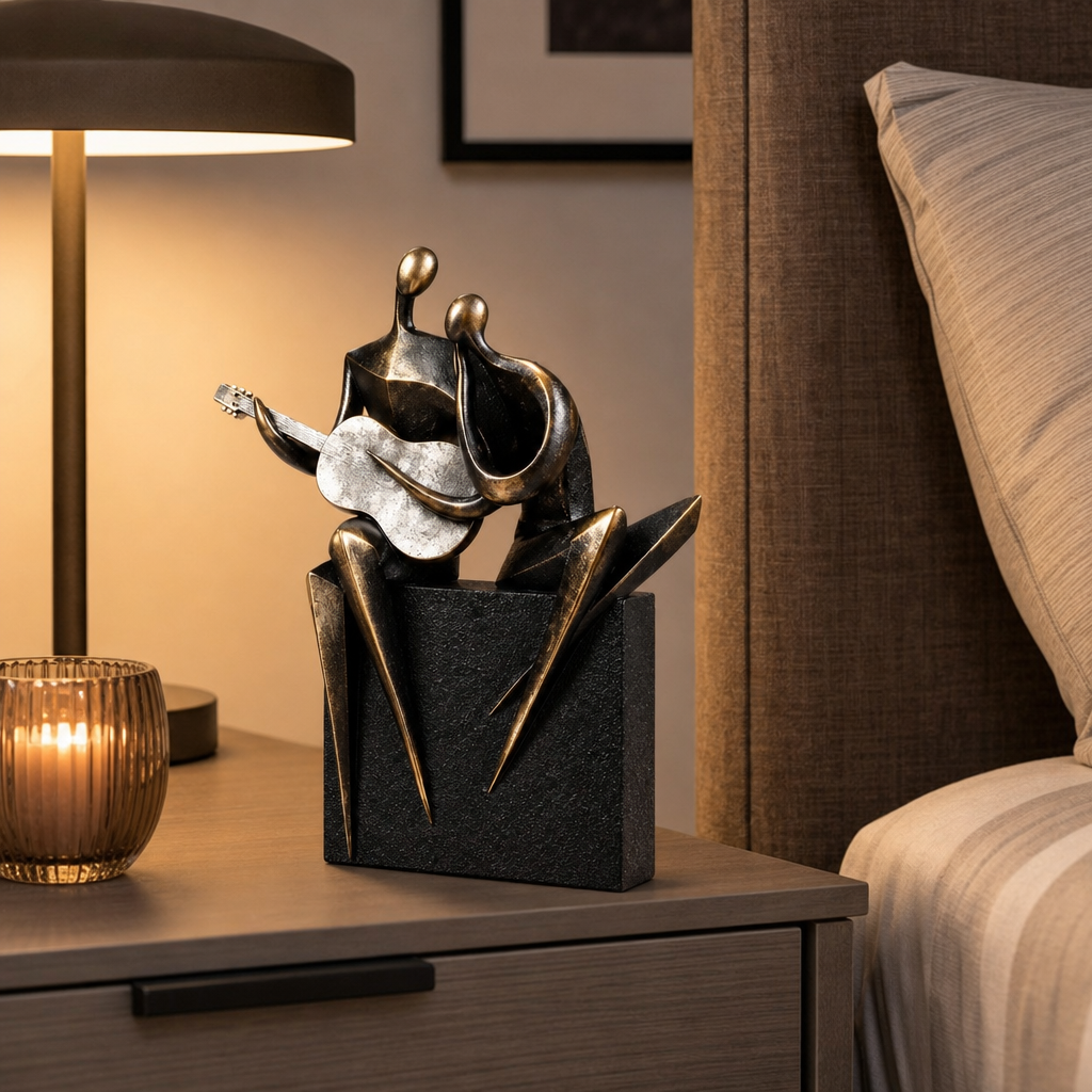 Statuetă Decorativă Premium „Cuplu cu Chitară”, Negru cu Auriu, din Rășină Finisată – 25 × 16 cm - in context de utilizare