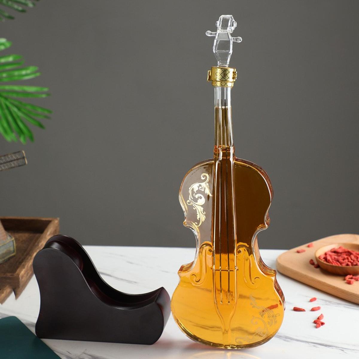 Set decantor in forma de vioara cu 2 pahare si suport din lemn 1000 ml