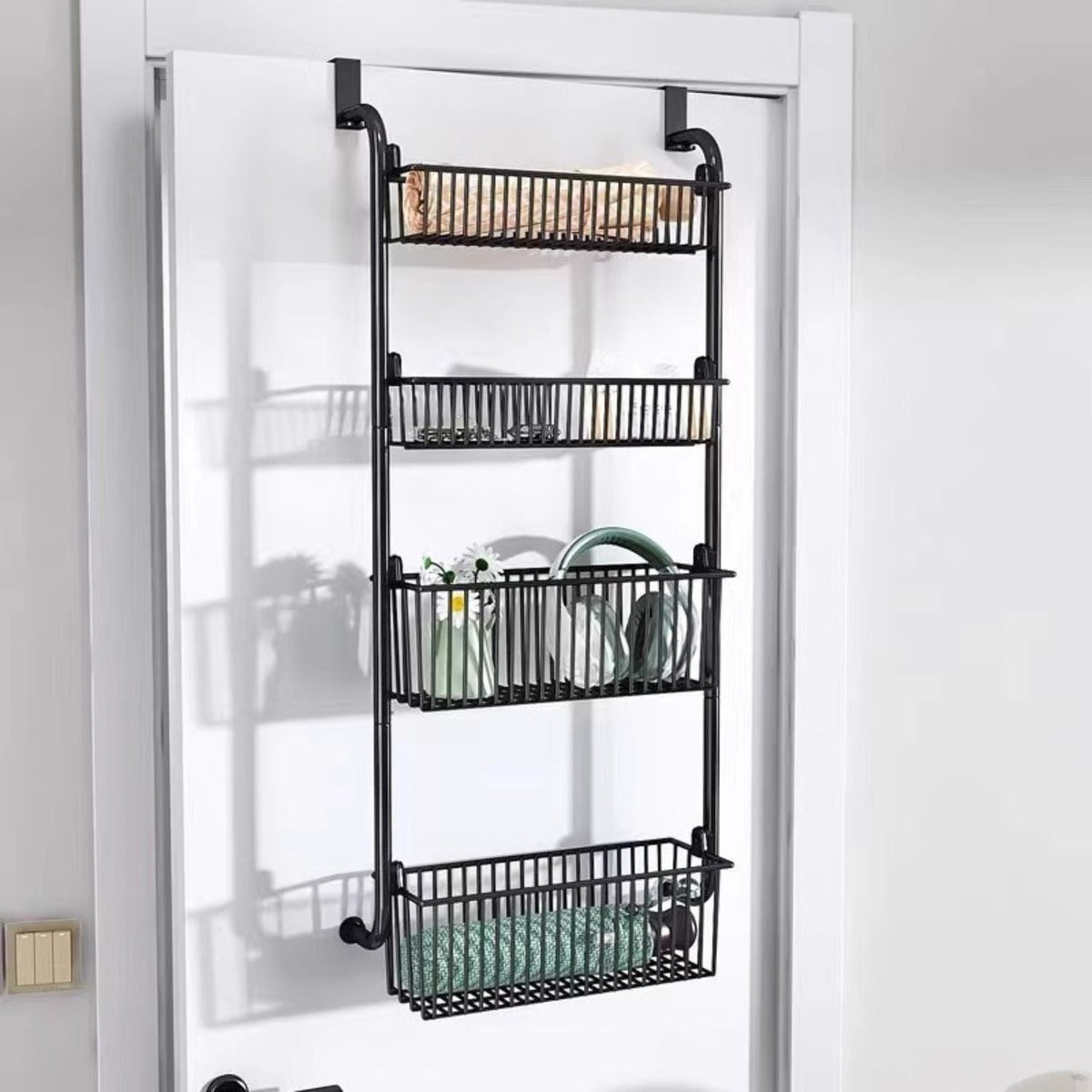 Organizator metalic cu 4 nivele pentru usa – suport depozitare 2 cosuri mari + 2 mici, culoare alb sau negru